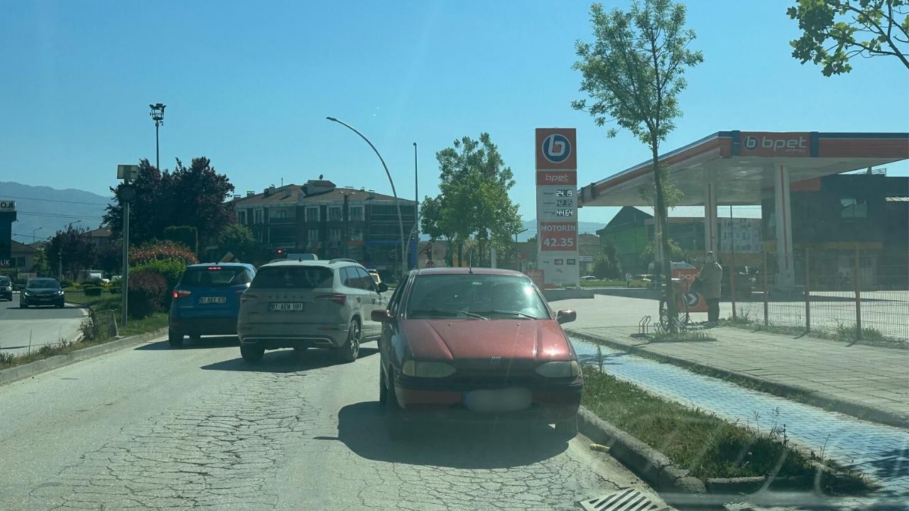DÜZCE'DE TERS YÖNDE İLERLEYEN SÜRÜCÜYE CEZA YAZILDI