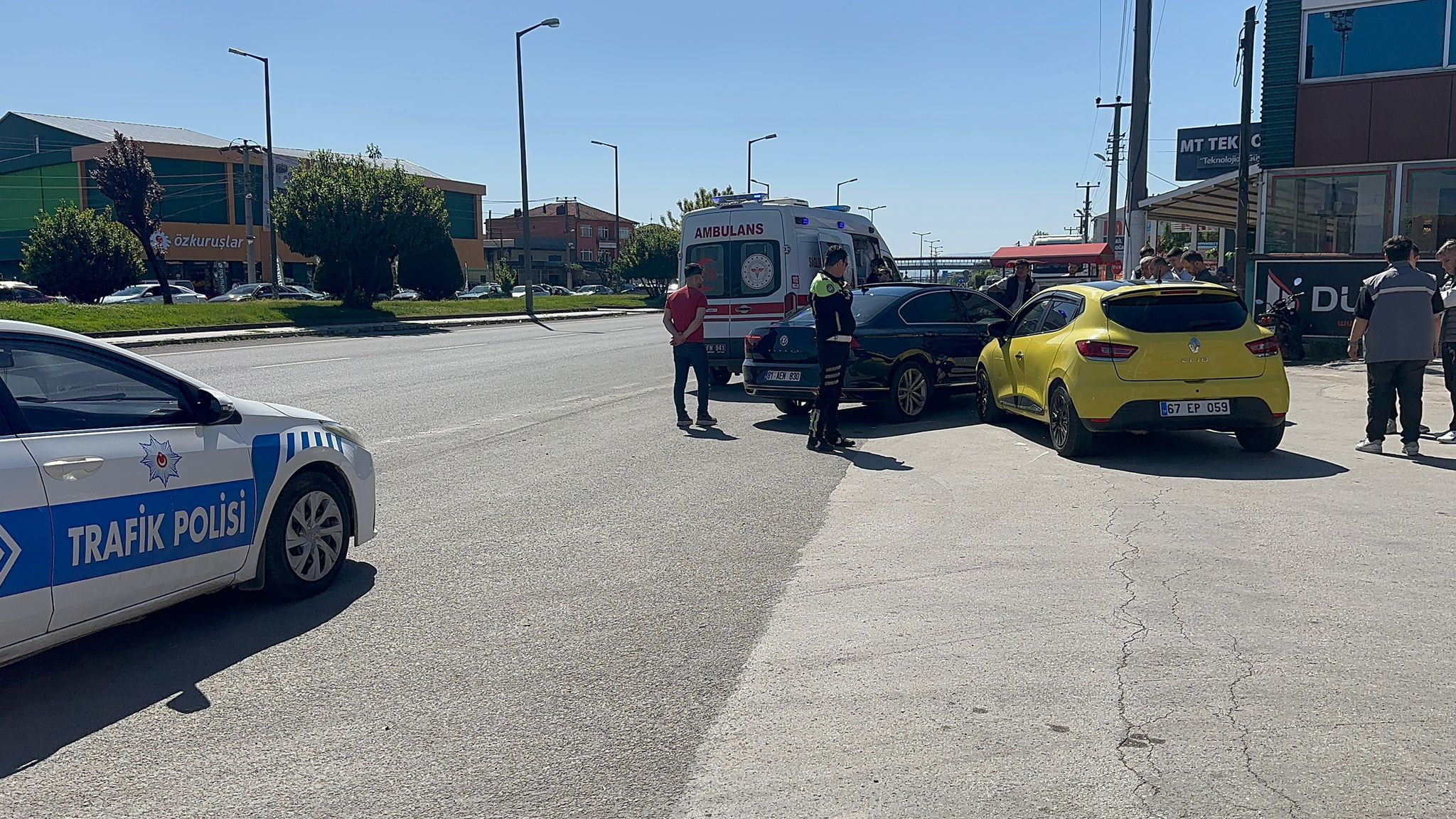 DÜZCE'DE TRAFİK KAZASI 1 KİŞİ YARALANDI