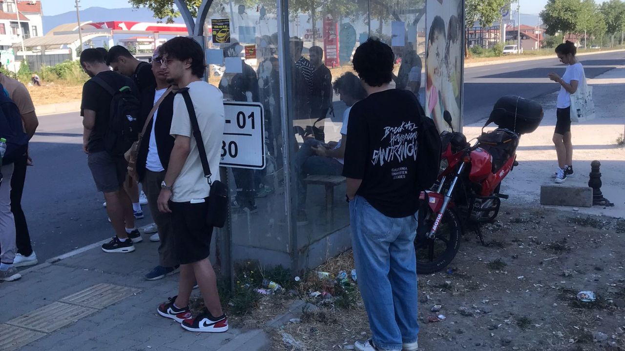 Düzce'de Ulaşım Çilesi Devam Ediyor! Öğrencilerin Bekleyişi Bitmek Bilmedi !