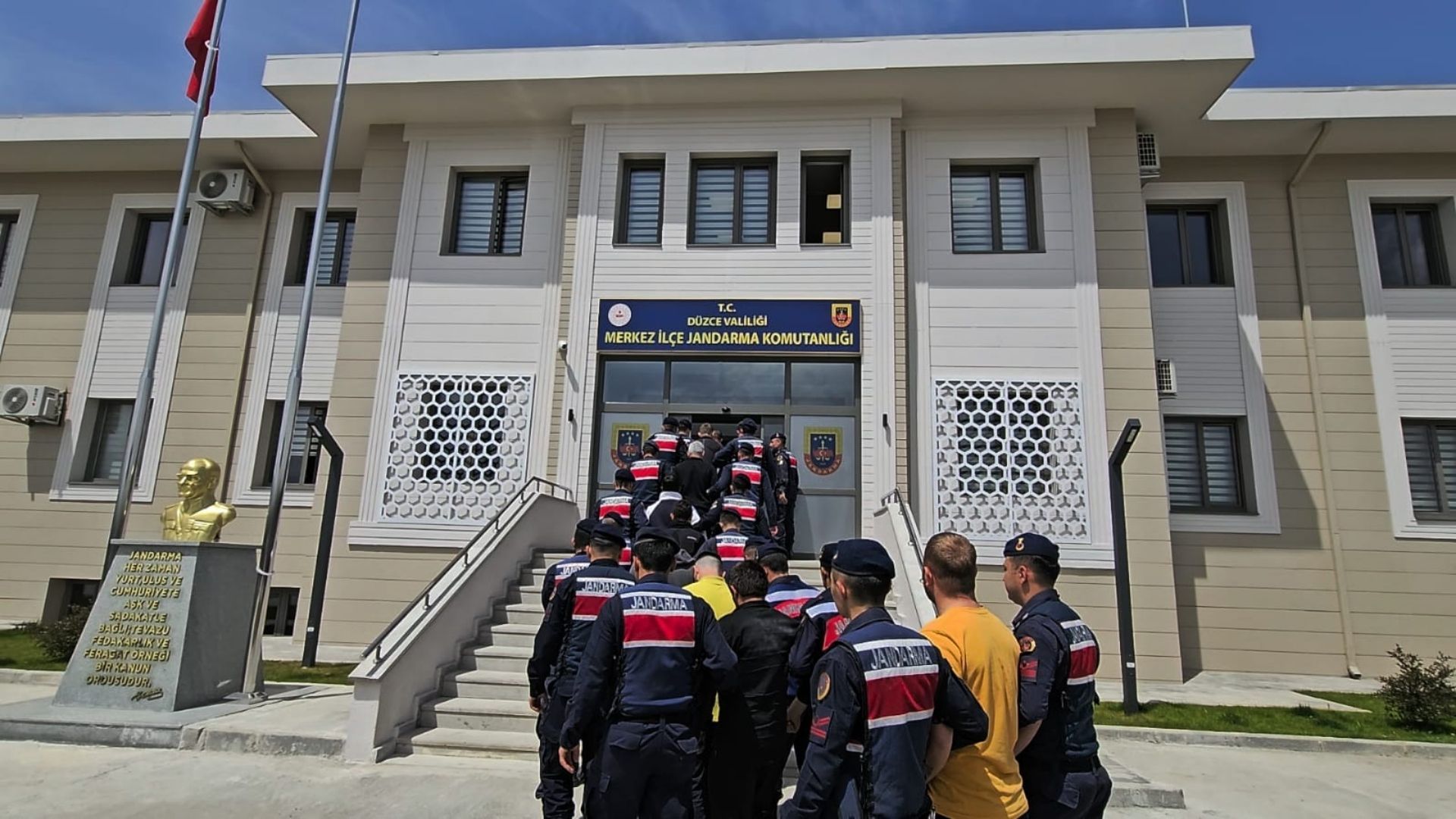 DÜZCE'DE UYUŞTURUCU OPERASYONU 60 KİŞİ GÖZALTINDA