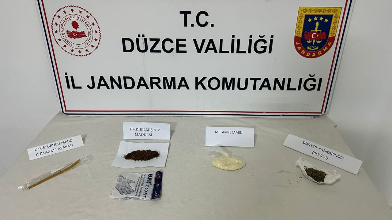 DÜZCE'DE UYUŞTURUCU OPERASYONU; ŞÜPHELİ JANDARMADAN KAÇMAYA ÇALIŞTI, YAKALANDI