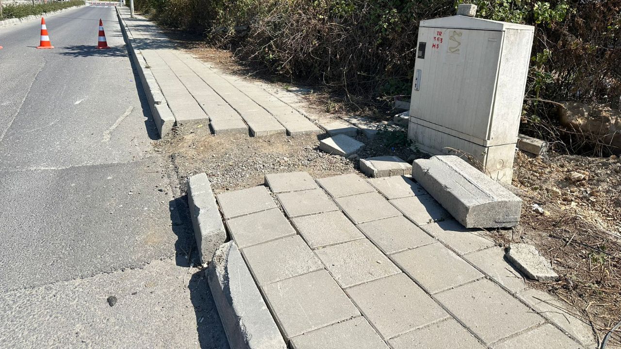 Düzce'de Yeni Yapılan Kablo Çalışması İçin Kaldırım Yıkıldı Vatandaştan Tepki !