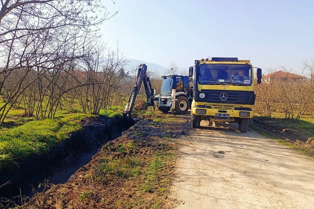 DÜZCE'DE YOL VE KANAL TEMİZLİĞİ ÇALIŞMALARI DEVAM EDİYOR