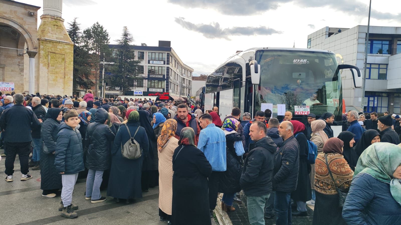 DÜZCE'DEN 600 UMRE ADAYI DUALARLA UĞURLANDI