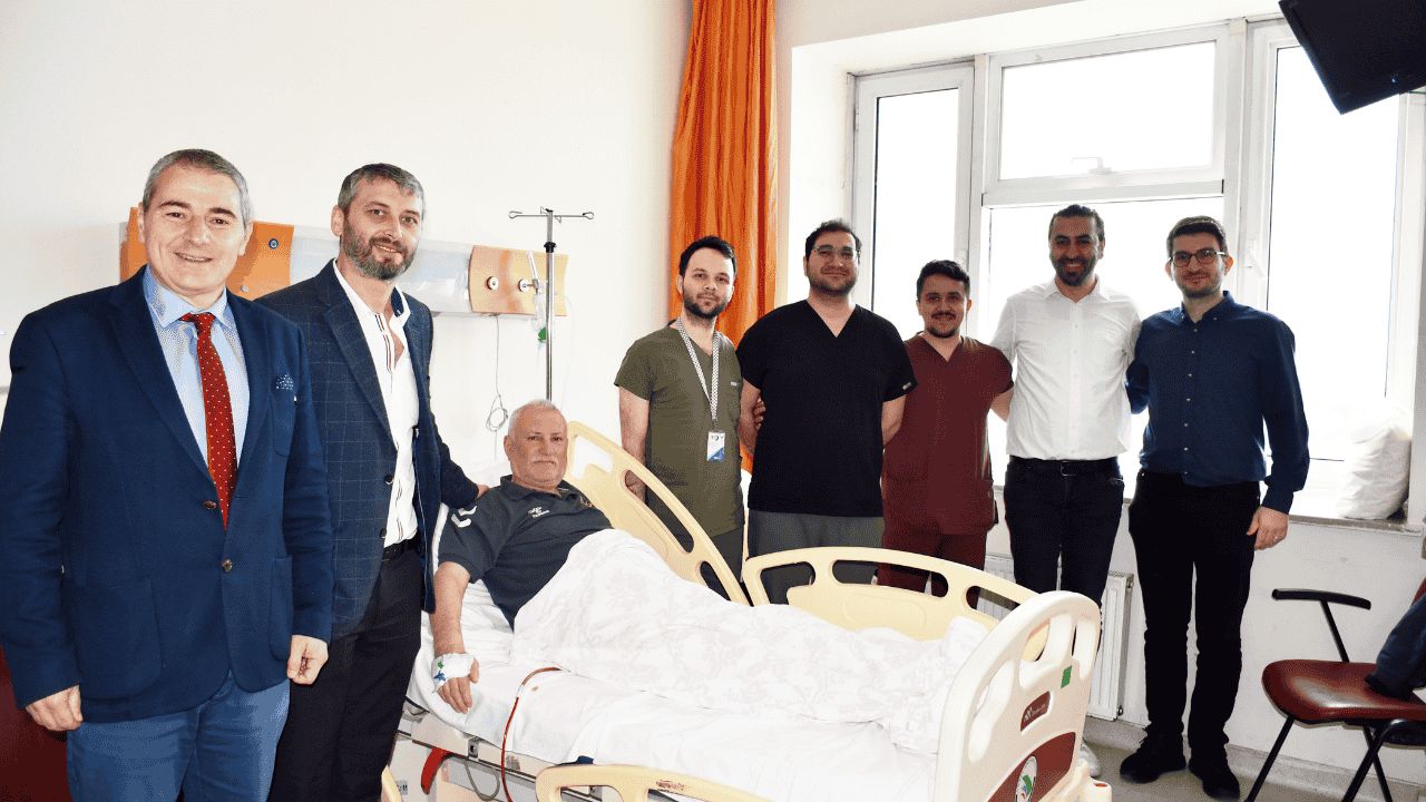 DÜZCE'DEN BÖLGEYE SAĞLIKTA GÜÇLÜ HAMLE: PROSTAT KANSERİNDE CERRAHİ BAŞARIYLA REFERANS MERKEZİ OLDULAR