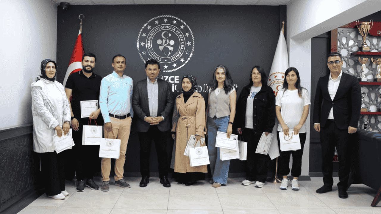 DÜZCE GENÇLİK VE SPOR İL MÜDÜRLÜĞÜ'NDE AYIN PERSONELLERİ ÖDÜLLENDİRİLDİ