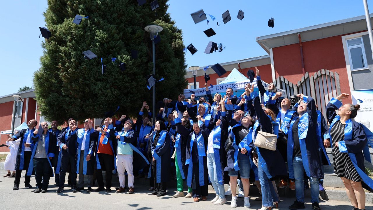 DÜZCE MYO'DA MEZUNLAR 49. YIL BULUŞMASINDA BİR ARAYA GELDİ