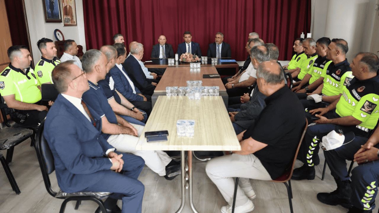 DÜZCE ŞEHİRLERARASI OTOBÜS TERMİNALİ'NDE SEKTÖR TEMSİLCİLERİYLE TOPLANTI YAPILDI