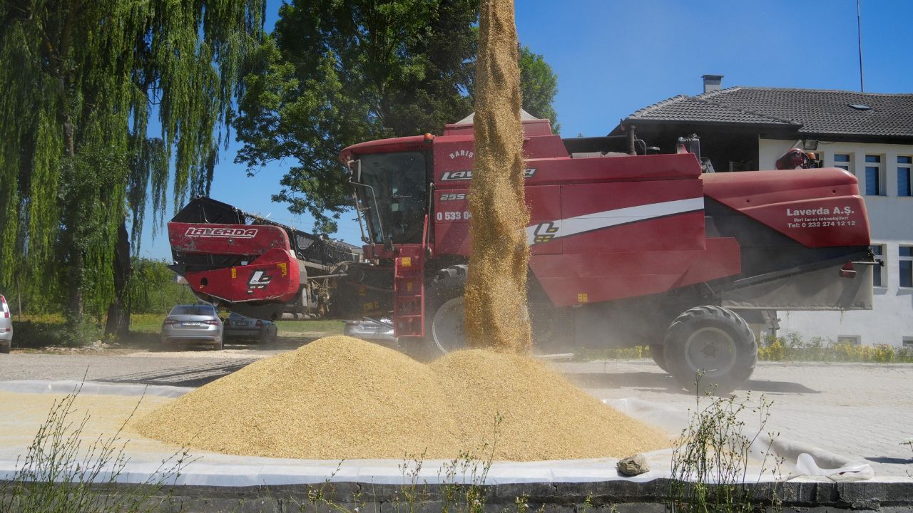 Düzce Tarım Akademisi'nden 10 Tonluk Arpa ve Yulaf Hasadı
