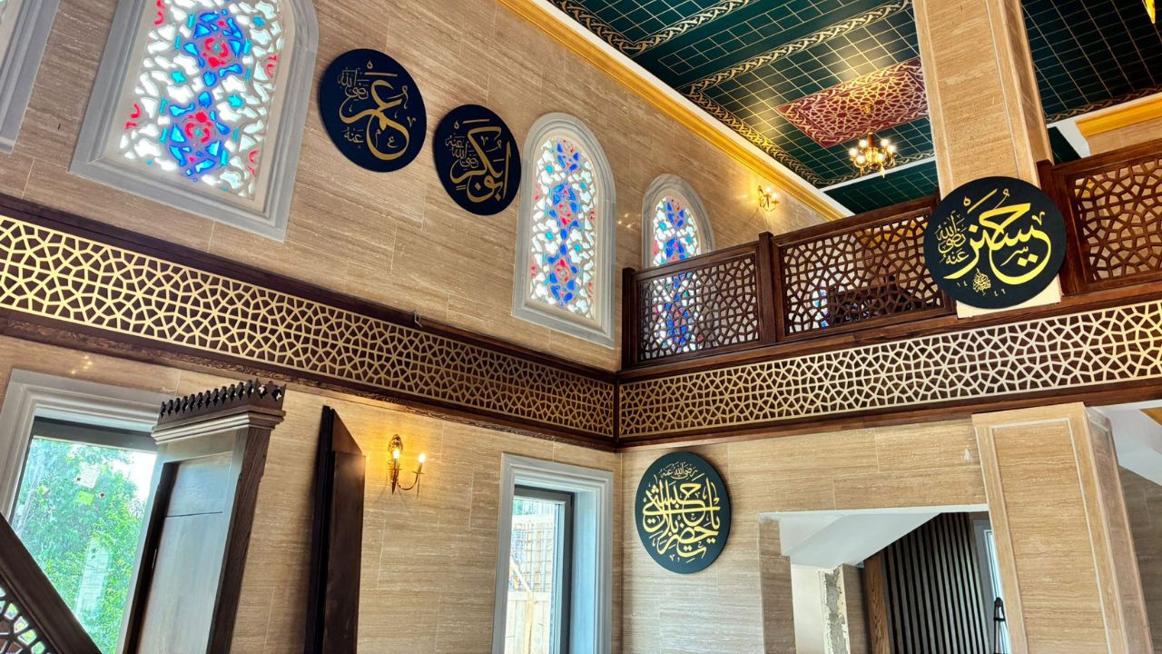 DÜZCE ÜNİVERSİTESİ AKADEMİSYENİNDEN SÜRDÜRÜLEBİLİR SANAT YORUMU SARAYYERİ CAMİİ'NDE OSMANLI HAT SANATI