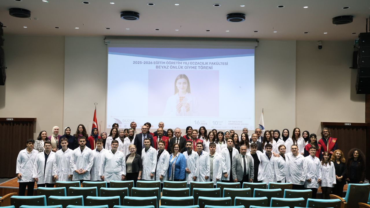 Düzce Üniversitesi Eczacılık Fakültesi Öğrencileri Beyaz Önlüklerini Gururla Giydi