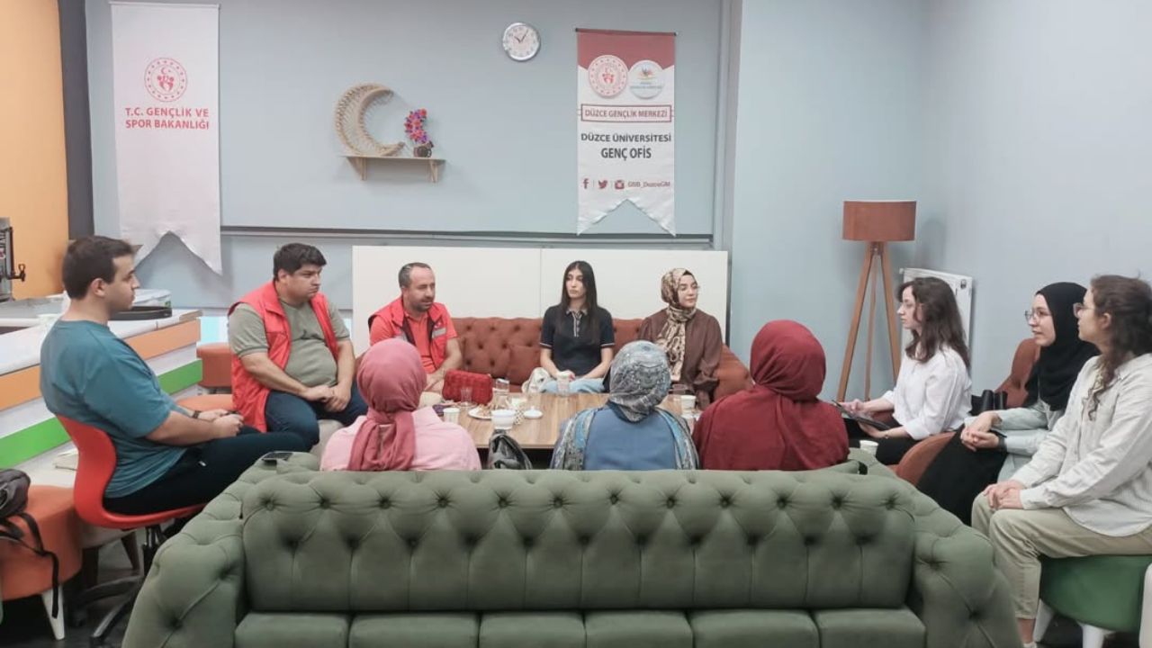 Düzce Üniversitesi Genç Ofisi'nde Yeryüzü Doktorları ile İş Birliği Toplantısı