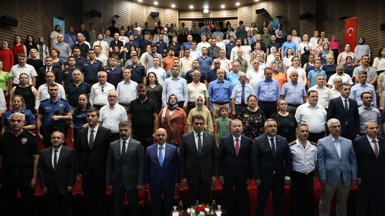 Düzce Üniversitesi'nde ''15 Temmuz Zaferi'' Programı Yoğun Katılımla Gerçekleştirildi