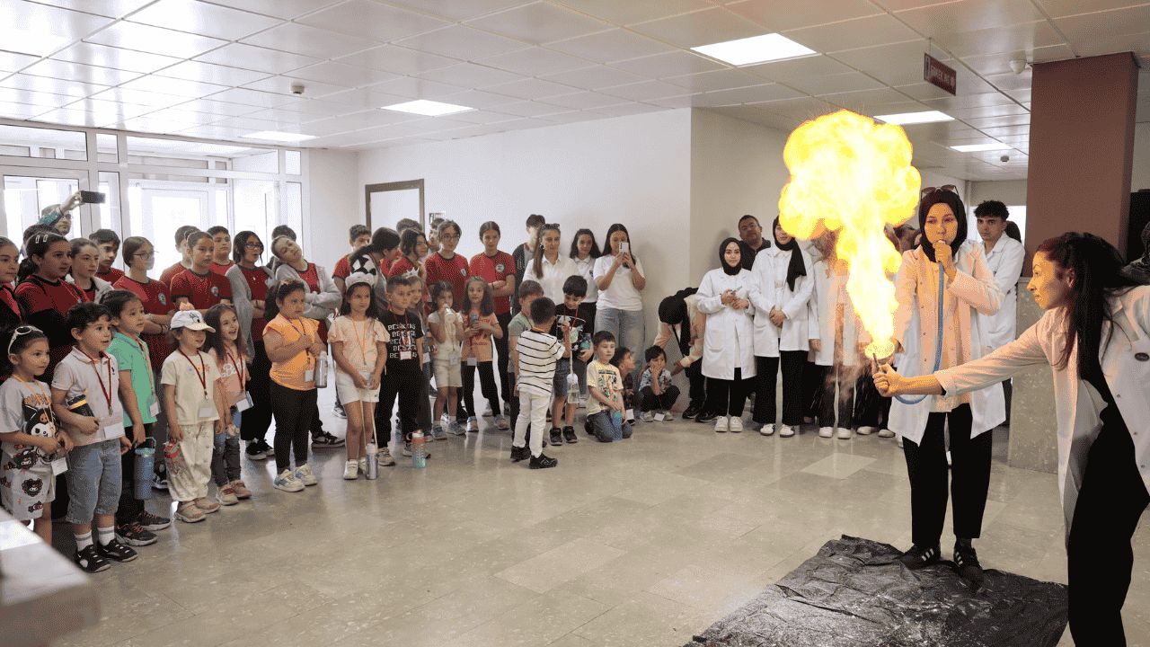 DÜZCE ÜNİVERSİTESİ'NDE DENEYLER VE MODELLERLE FEN EĞİTİMİ SERGİSİ'NE YOĞUN İLGİ