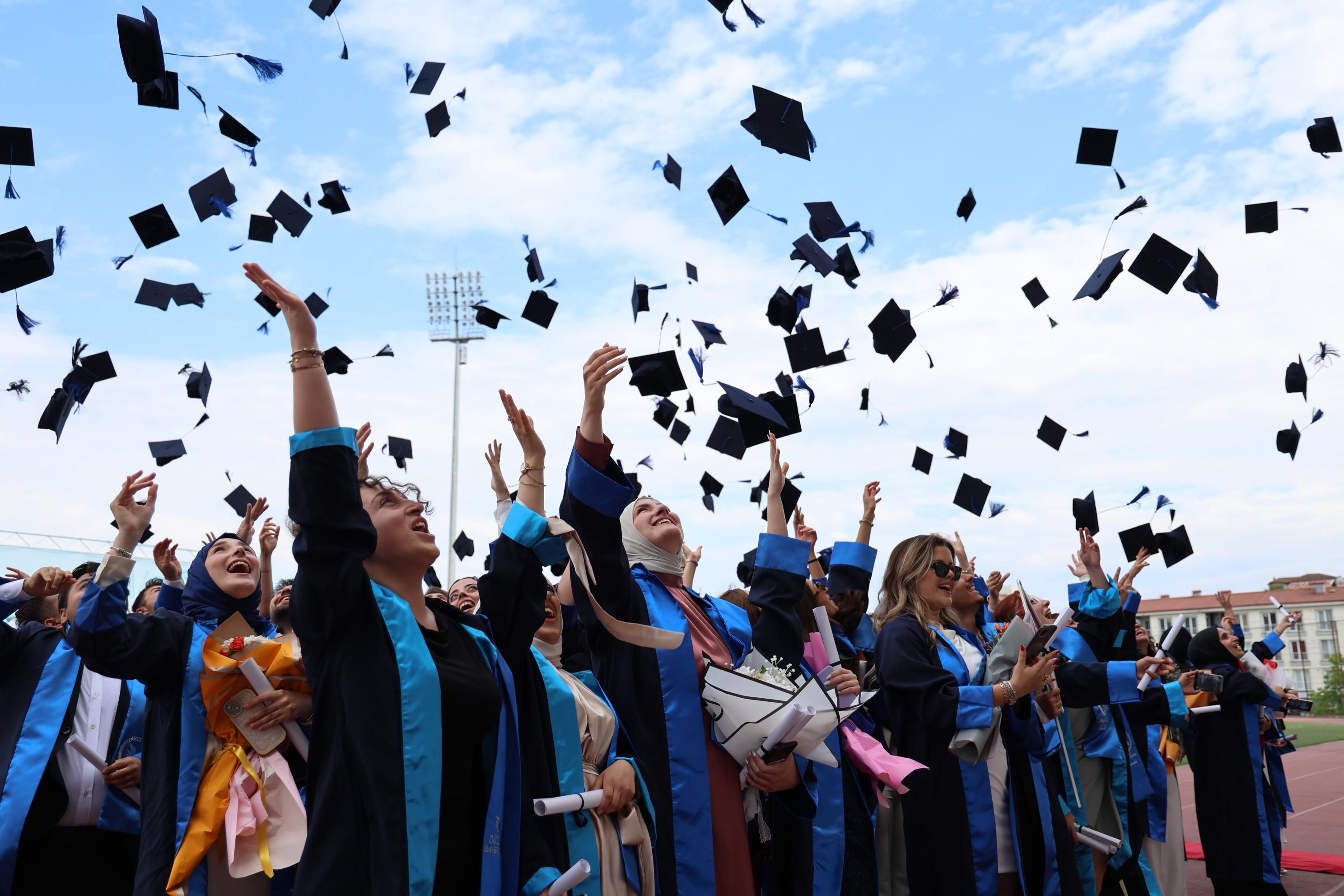 Düzce Üniversitesi'nde Mezuniyet Heyecanı Devamı Ediyor