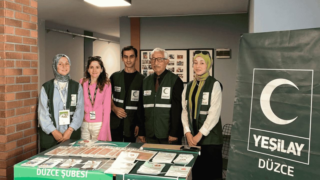 DÜZCE ÜNİVERSİTESİ'NDE YEŞİLAY VE YEDAM TANITIM STANDI AÇILDI