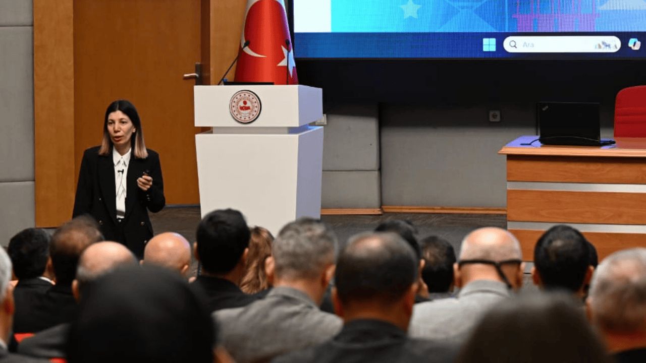DÜZCE ÜNİVERSİTESİ'NDEN KAMUYA DİJİTAL İLETİŞİM EĞİTİMİ