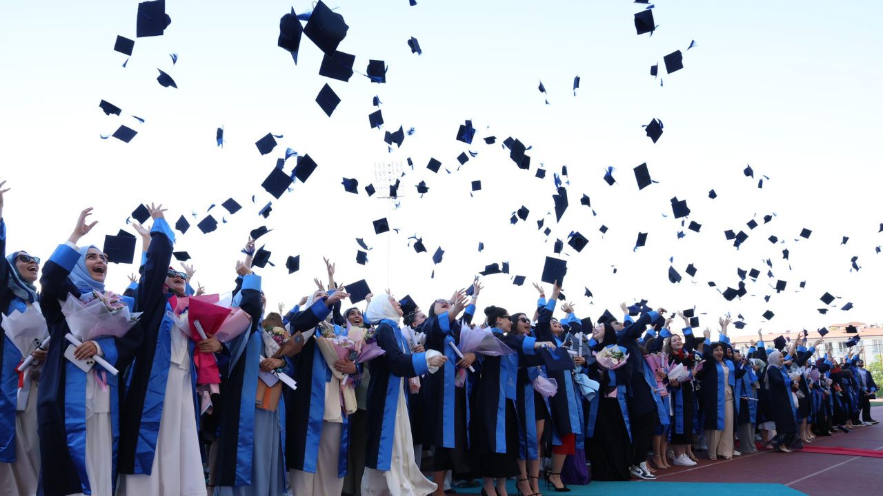 Düzce Üniversitesi Öğrencileri Mezuniyet Gururu Yaşıyor