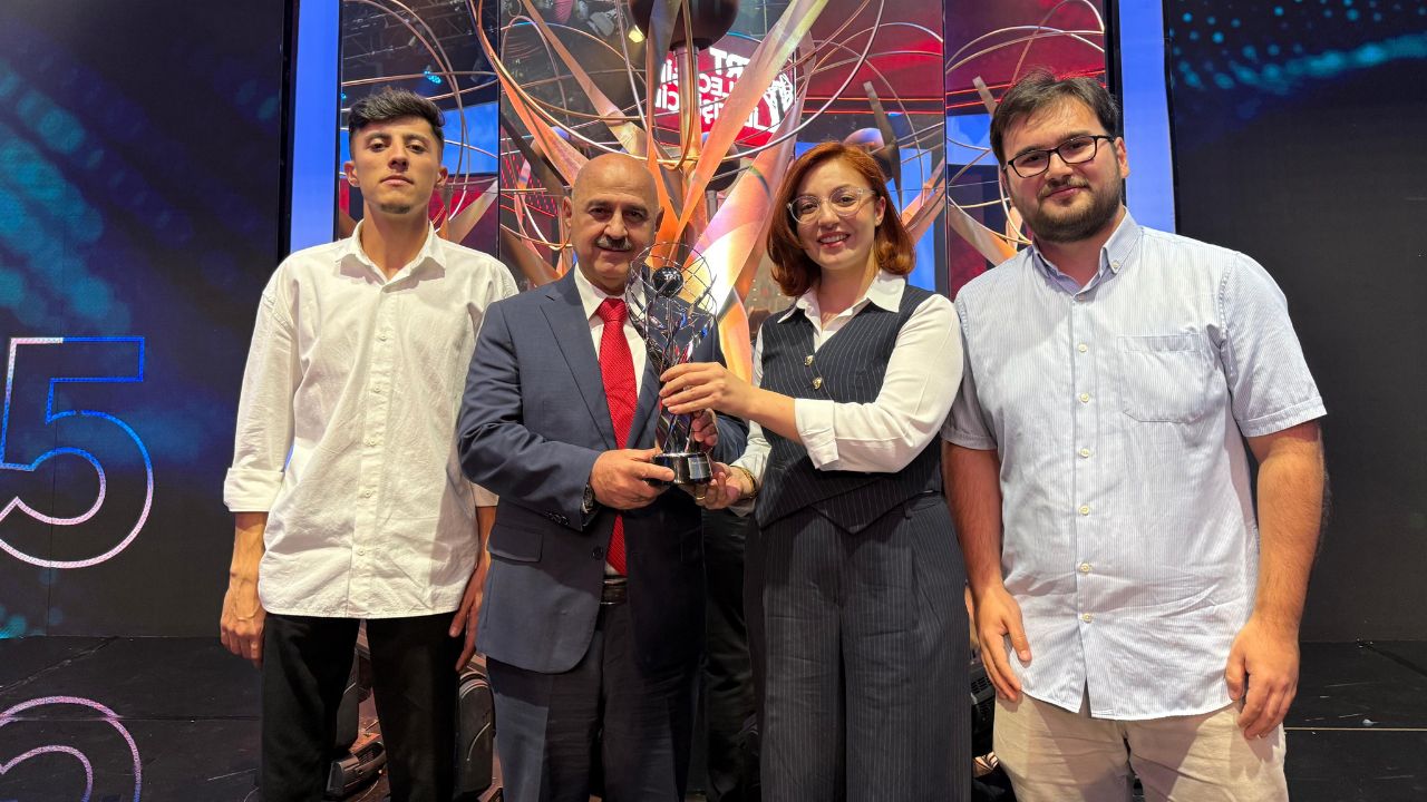 Düzce Üniversitesi Öğrencisi Sena Yılmaz, TRT Geleceğin İletişimcileri Yarışması'nda Türkiye İkincisi Oldu