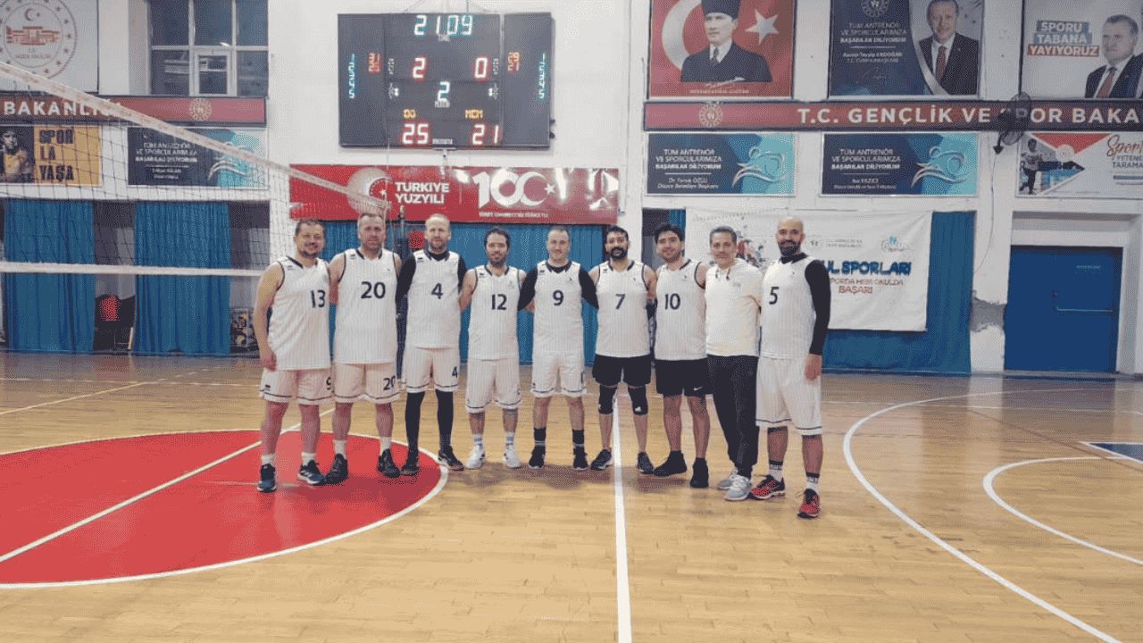 DÜZCE ÜNİVERSİTESİ PERSONEL VOLEYBOL TAKIMI ÇEYREK FİNALDE