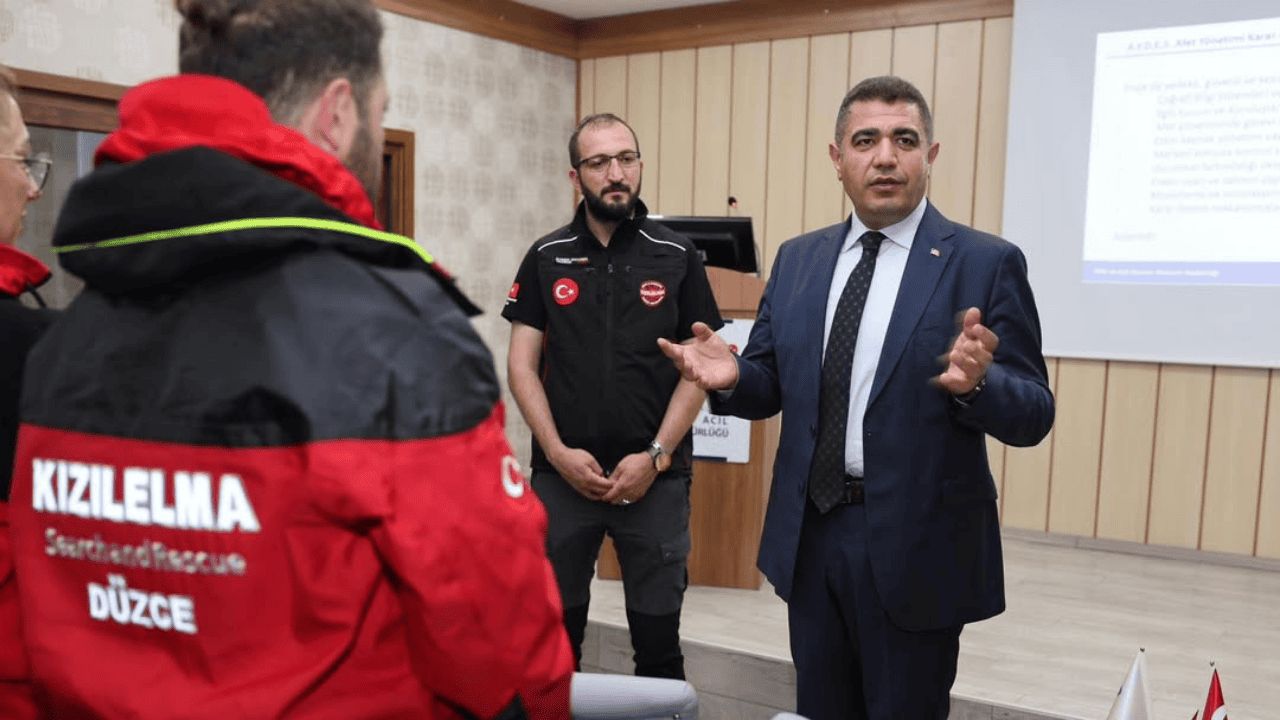 DÜZCE VALİSİ SELÇUK ASLAN'DAN ARAMA KURTARMA EKİPLERİNE SIKI DESTEK