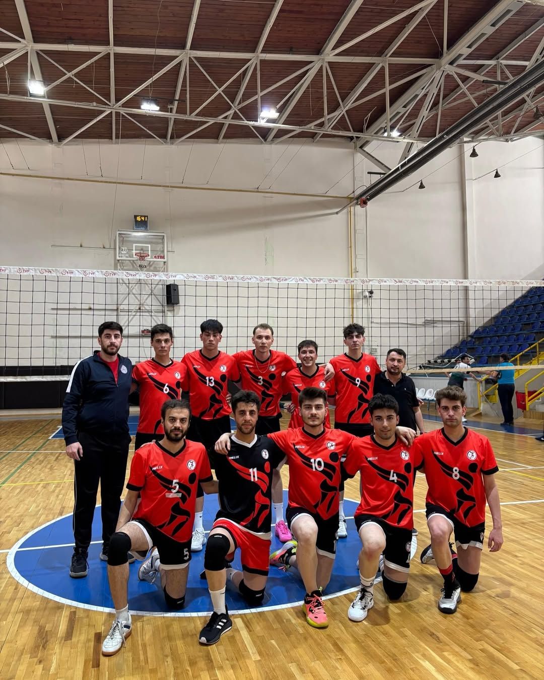 DÜZCE'Yİ GURURLANDIRDILAR VOLEYBOL TAKIMI KARADENİZ ŞAMPİYONASI'NDA İKİNCİ OLDU
