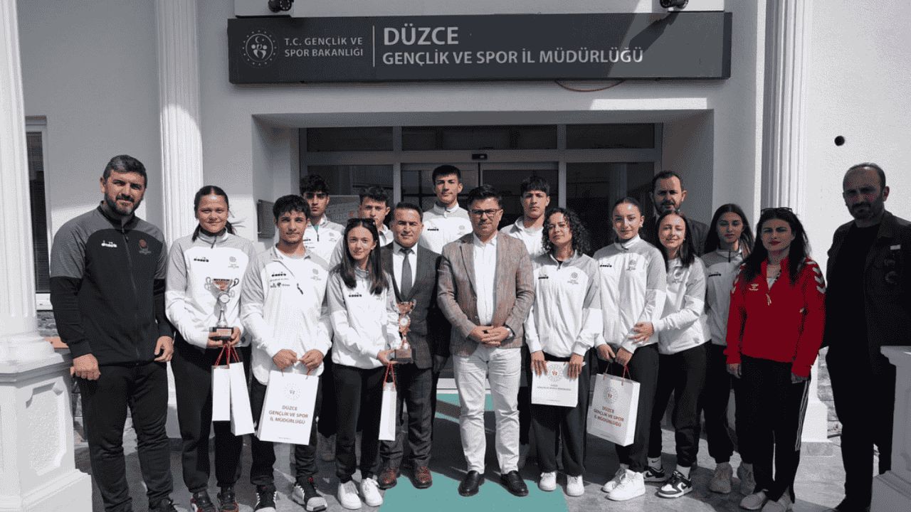 DÜZCELİ GENÇ SPORCULARDAN İL MÜDÜRÜ YAZICI'YA ZİYARET TÜRKİYE ŞAMPİYONALARINDA BÜYÜK BAŞARI