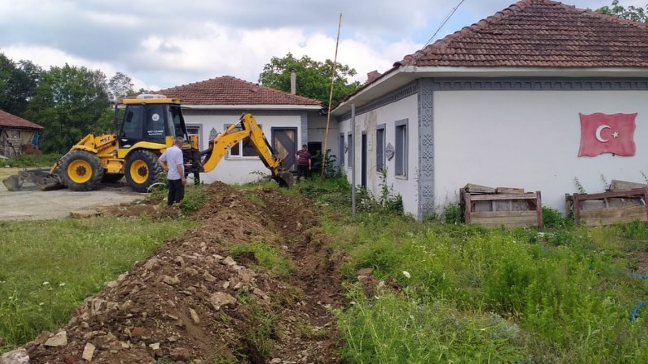 ESKİ OKUL BAHÇESİNE KÖY KONAĞI YAPILDI, SU ALTYAPISI GÜÇLENDİRİLDİ