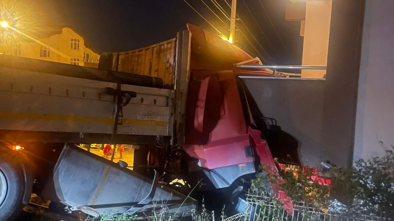 FRENİ BOŞALAN TIR MARKETE ÇARPTI