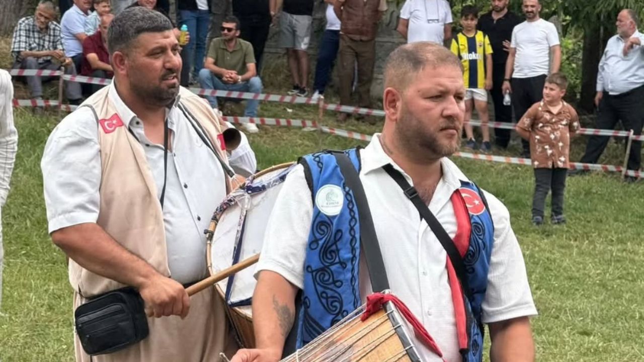 GELENEKSEL BALATLI KARAKUCAK GÜREŞLERİ COŞKUYLA GERÇEKLEŞTİRİLDİ