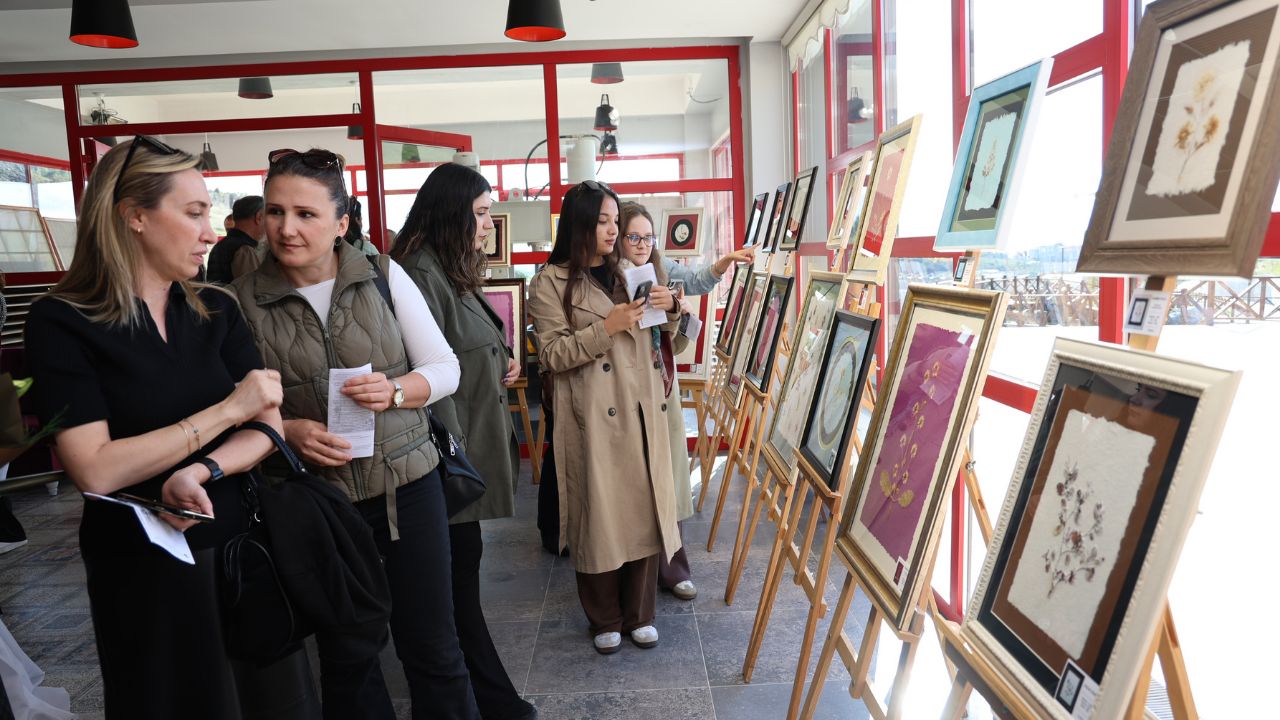Geleneksel Kağıt Atölyesi'nin Açılışı Gerçekleştirilerek ''Botanik Bahçenin Çiçekleri Sergisi'' Beğeniye Sunuldu