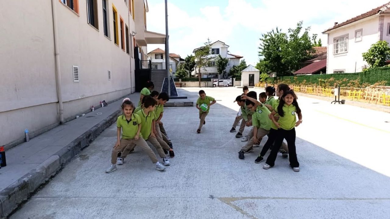 GELENEKTEN GELECEĞE DÜZCE'DE ÇOCUKLAR OYUNLA BÜYÜYOR