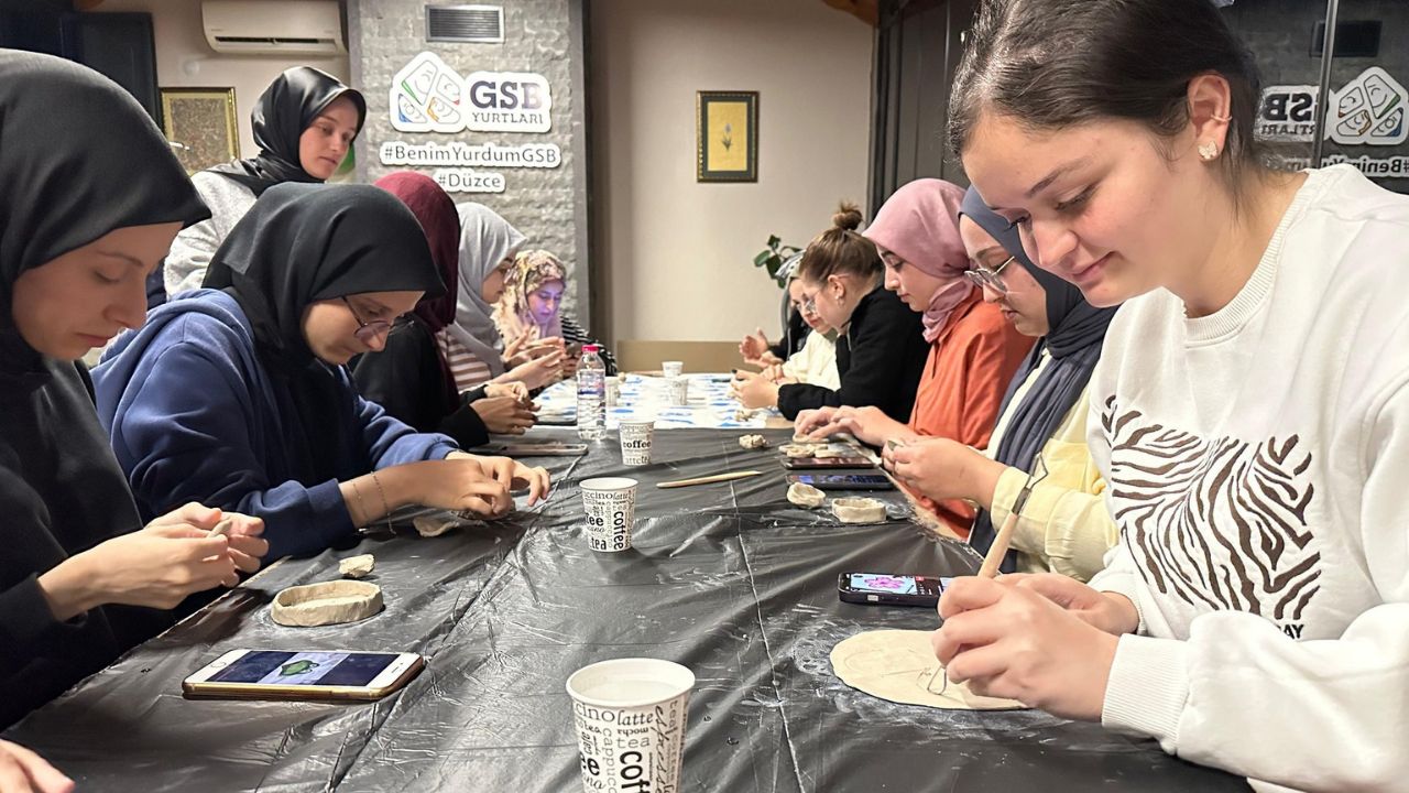 Gençler Konuralp Yurdu'nda Kil Atölyesinde Buluştu