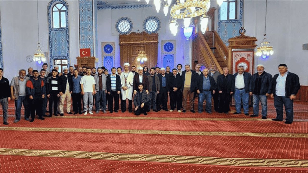 GENÇLERLE TEVHİD CAMİİ'NDE SABAH NAMAZI BULUŞMASI GERÇEKLEŞTİ