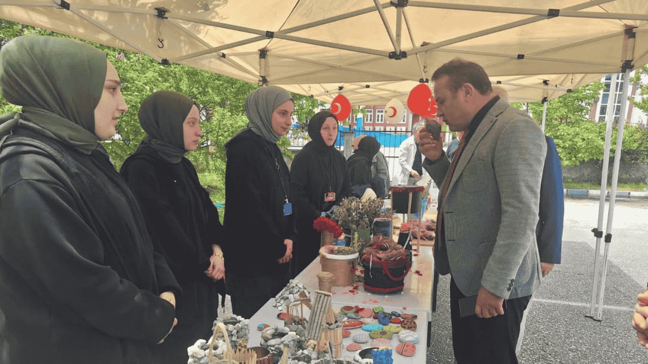 GENÇLİK ŞÖLENİ KERMESİ DÜZCE KIZ ANADOLU İMAM HATİP LİSESİ'NDE COŞKUYLA GERÇEKLEŞTİ