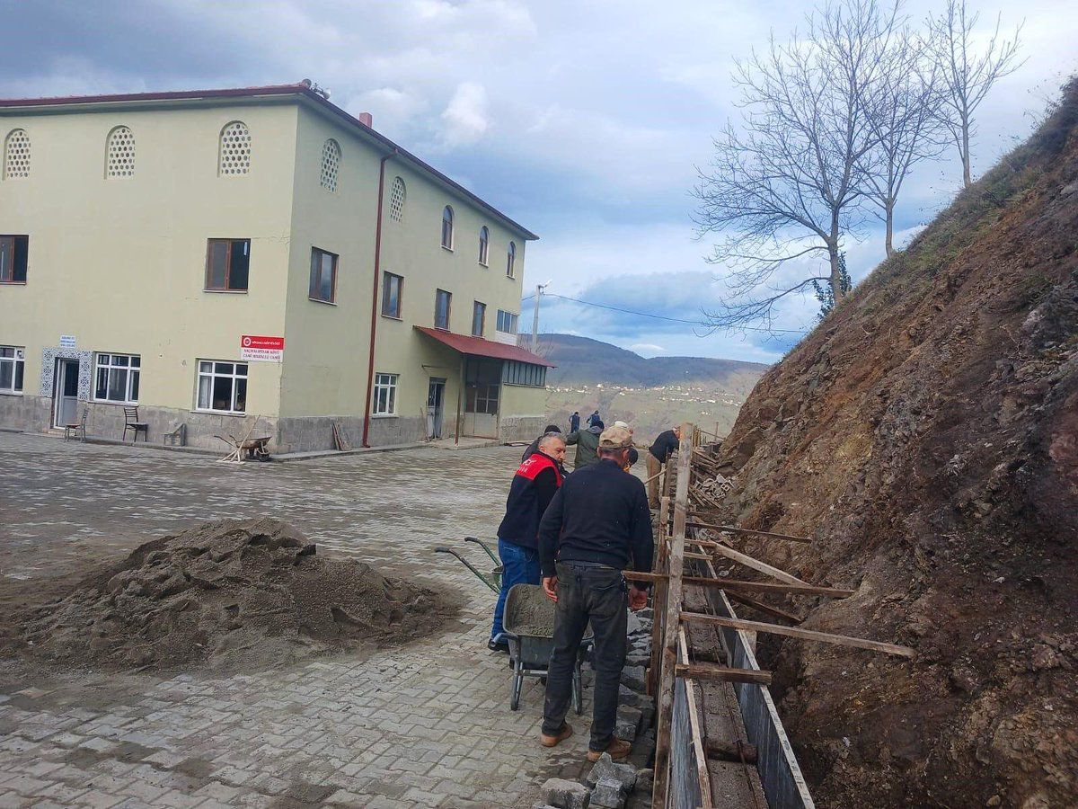 GÖLYAKA'DA CAMİİ BAHÇESİNDEKİ ÇALIŞMALAR TAMAMLANDI