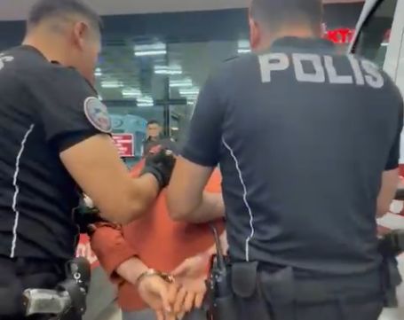 Görevli Polise Kafa Attı, Gözaltına Alındı