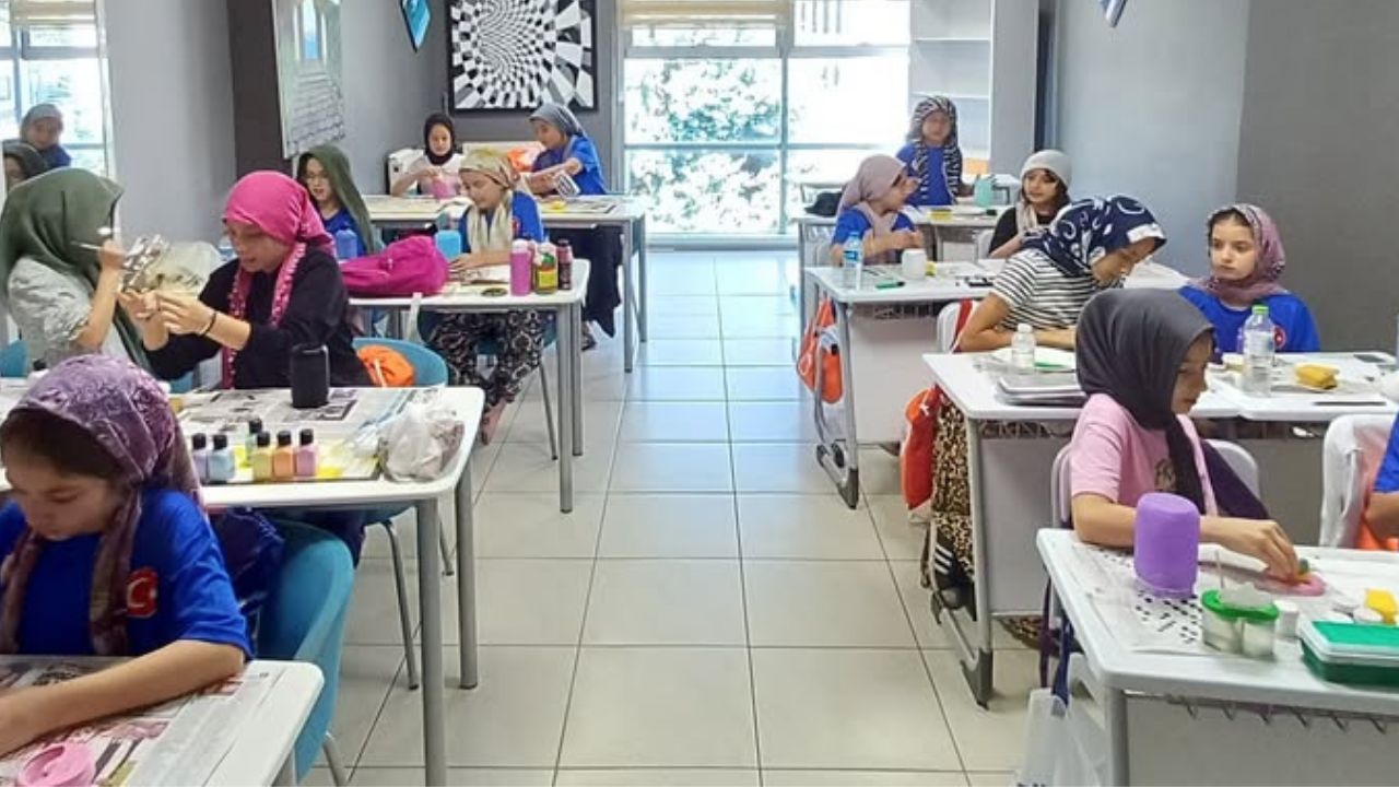 GSB Gençlik Yaz Kulübü'nde Gençler Hem Eğleniyor Hem Öğreniyor