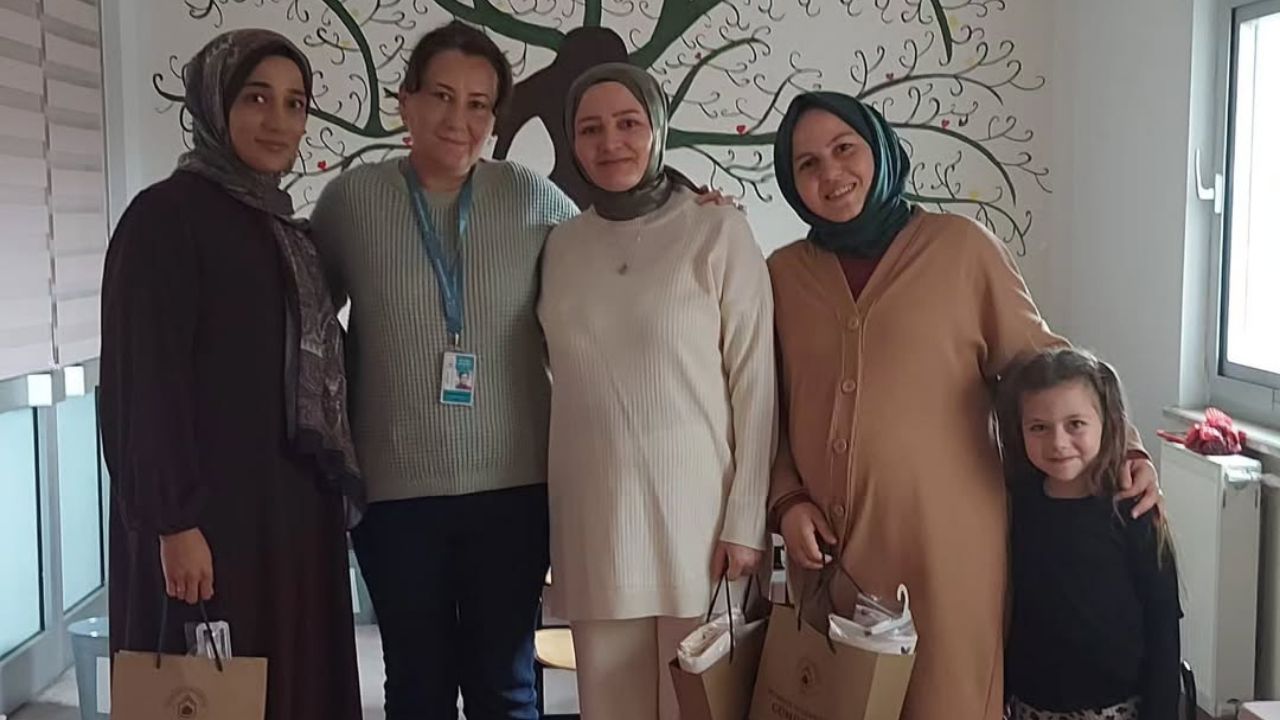 Gümüşova'da Gebe Bilgilendirme Eğitimi Tamamlayan Anne Adaylarına Hediyeler Verildi