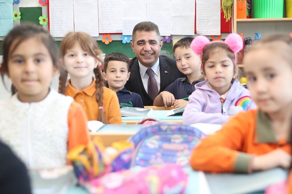 İLK DERS ZİLİ VALİYLE ÇALDI! ÇAKIRLAR OKULU'NDA BAYRAM SONRASI MORAL ZİYARETİ