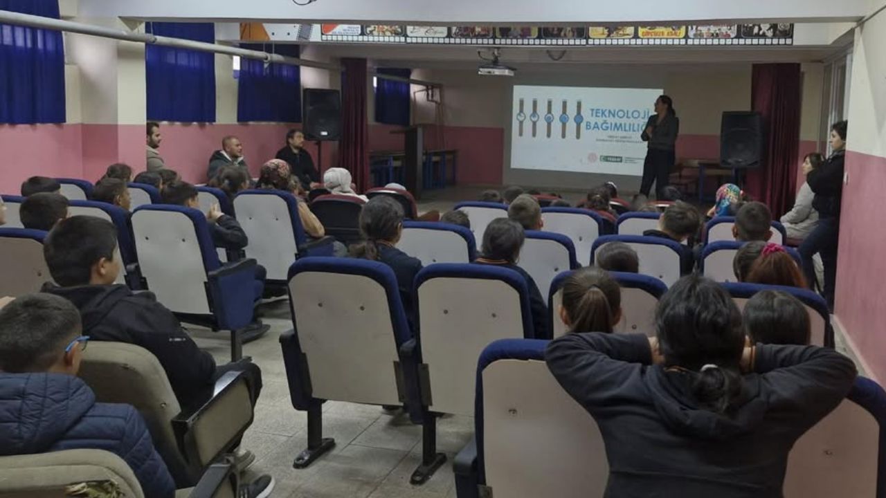 KAYNAŞLI'DA ÖĞRENCİLER VE VELİLER TEKNOLOJİK BAĞIMLILIĞA KARŞI BİLİNÇLENDİRİLDİ