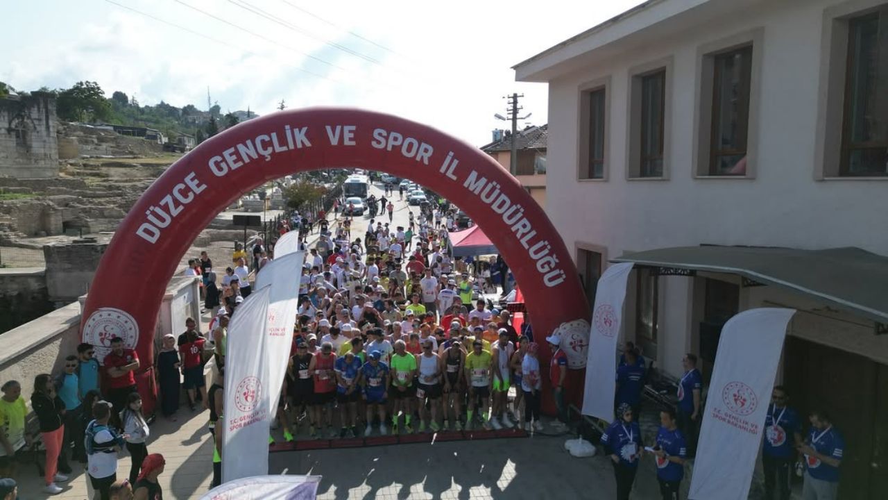 KONURALP ANTİK KENTİ'NDE TARİH VE DOĞA BULUŞTU TARİHİ İPEK YOLU TRAIL KOŞUSU TAMAMLANDI