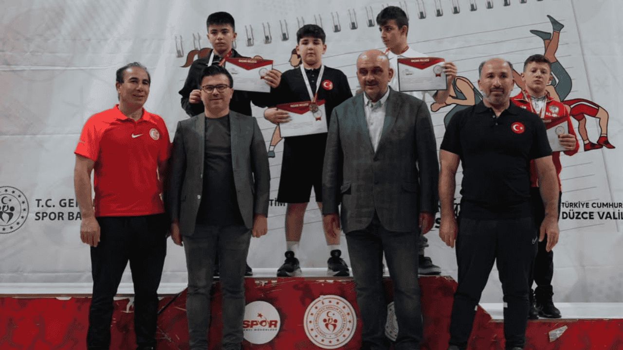 KÜÇÜKLER GÜREŞ TÜRKİYE BİRİNCİLİĞİ DÜZCE'DE SONA ERDİ