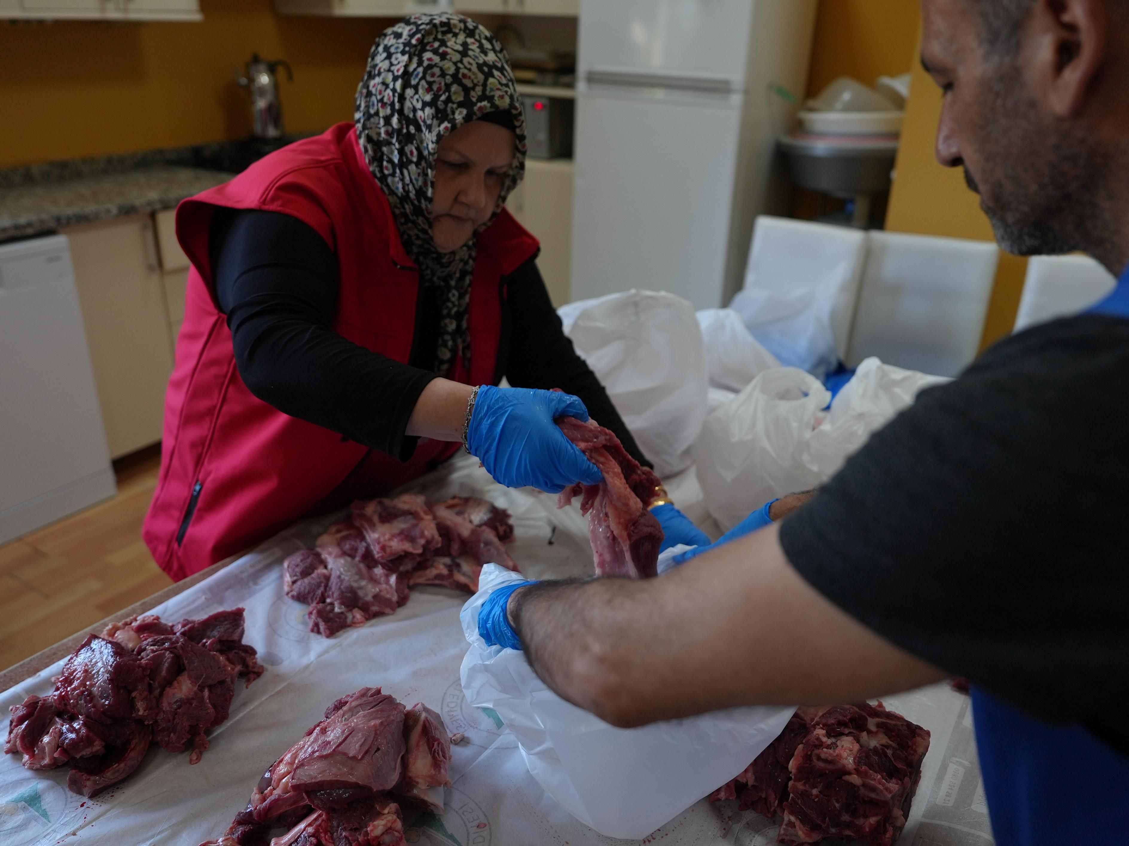 KURBAN ETİ BAĞIŞLARI 86 HANEYE ULAŞTIRILDI