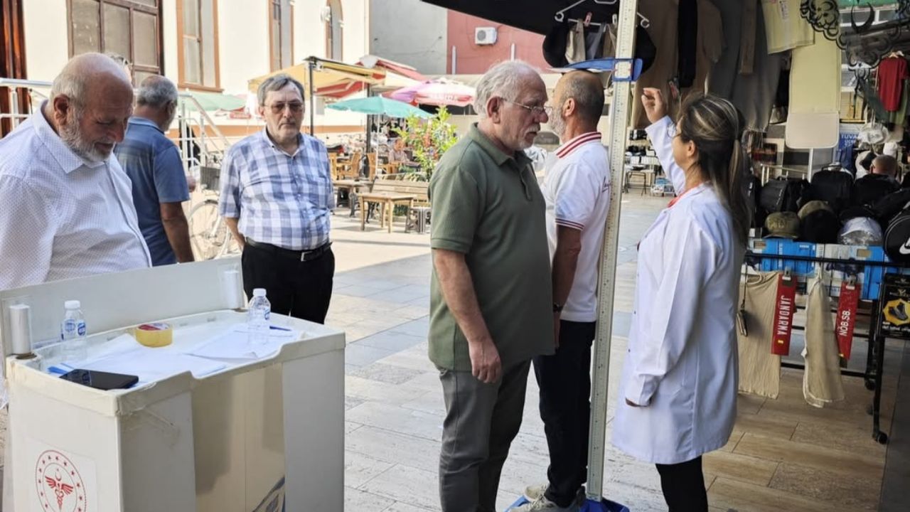 MERKEZ BÜYÜK CAMİ ÖNÜNDE ''İDEAL KİLONU ÖĞREN, SAĞLIKLI YAŞA'' KAMPANYASIYLA BİLİNÇLENDİRME