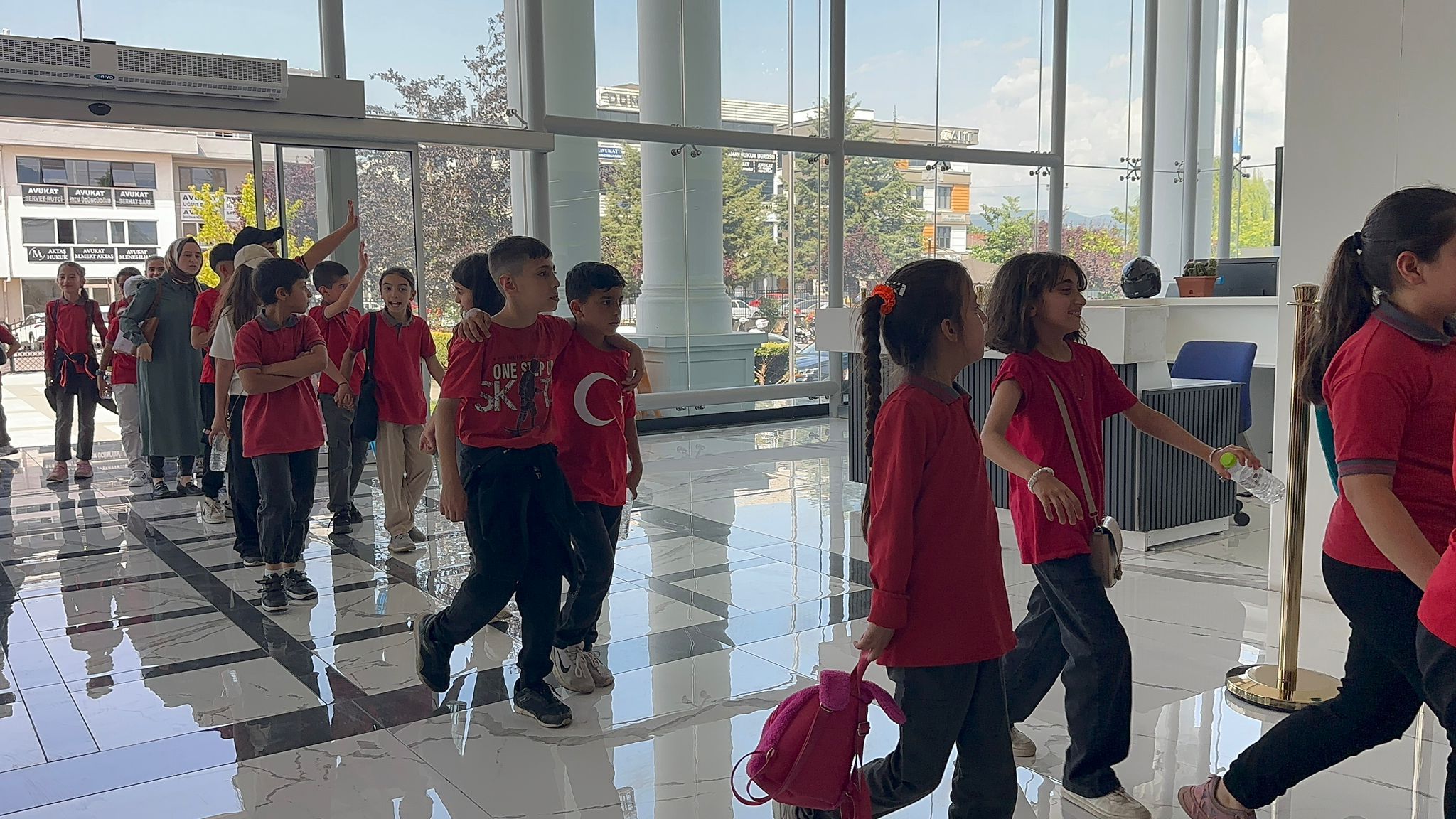 MİNİK ÖĞRENCİLER DÜZCE ADLİYESİ'NDE YARGI SÜRECİNİ YERİNDE GÖZLEMLEDİ