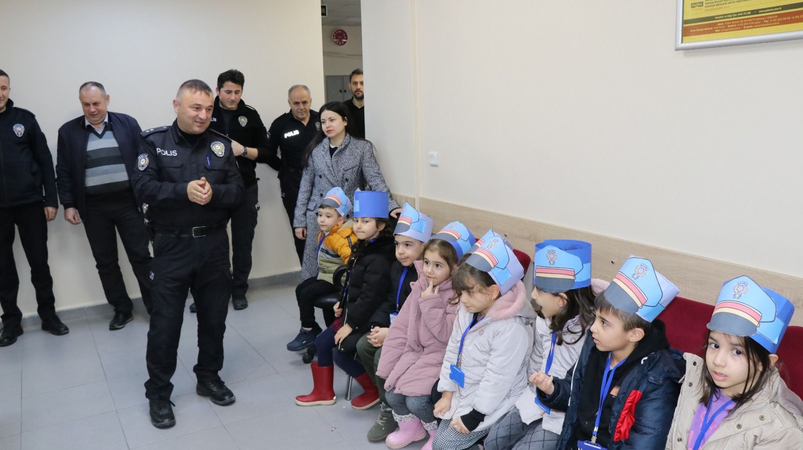 MİNİK ÖĞRENCİLERE ''TRAFİK DEDEKTİFİ'' GÖREVİ