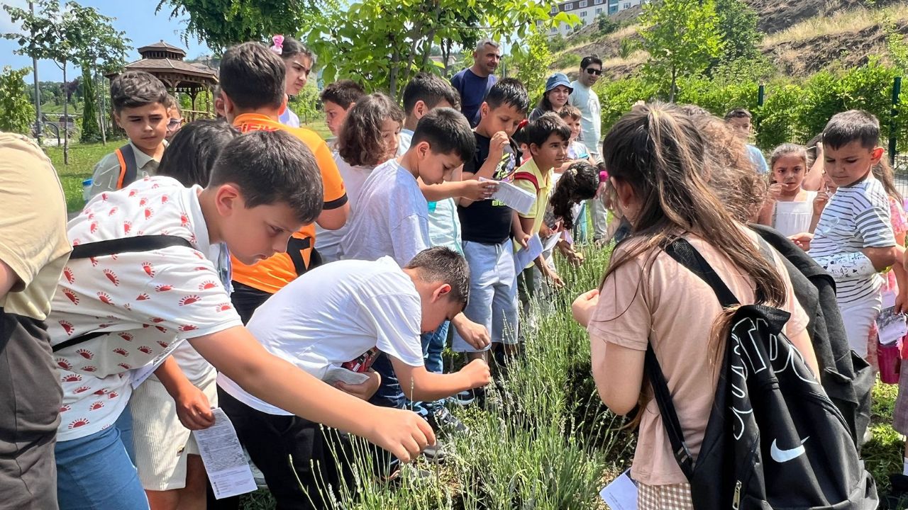 MİNİKLER BİTKİLERİN DÜNYASINI KEŞFETTİ KONURALP İLKOKULU ÖĞRENCİLERİNDEN BOTANİK BAHÇESİ GEZİSİ