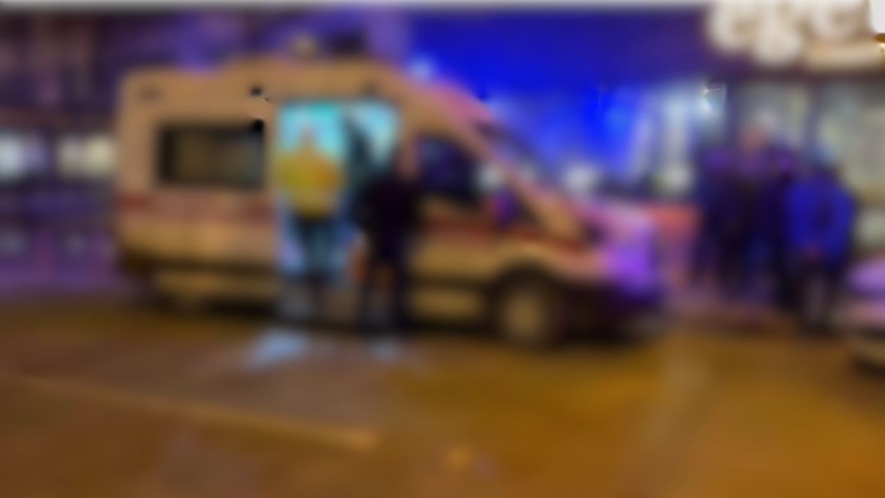 MOTOSİKLET YAYAYA ÇARPTI; 2 KİŞİ YARALANDI