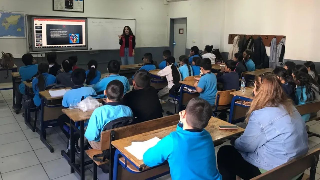 Necmi Hoşver Ortaokulu Öğrencileri Dijital Dünyada Güvenlik Eğitimi Aldı